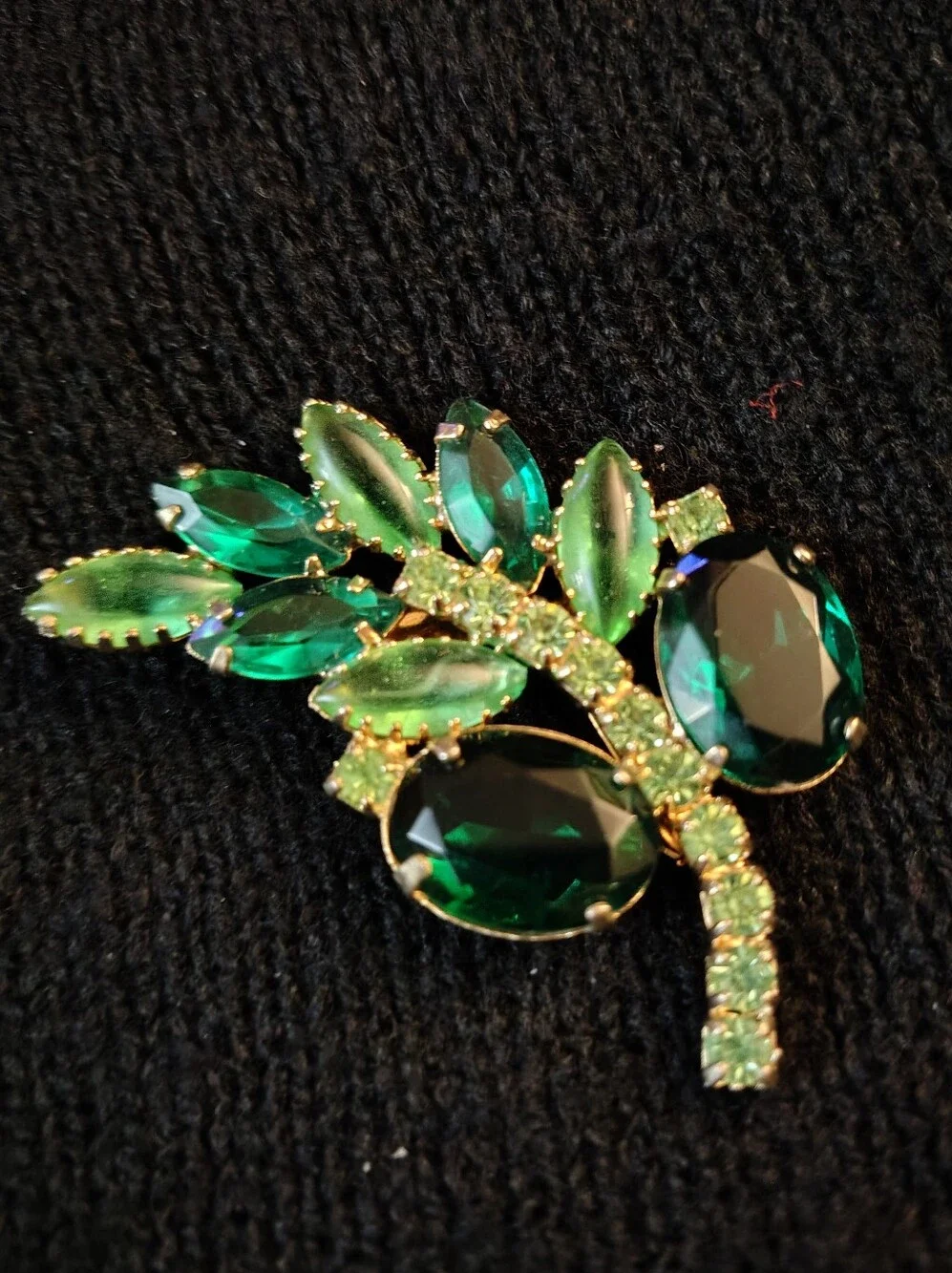 Vtg. Emerald Green/ Peridot Leaf Rhinestone Brooch by D&E Juliana Collection